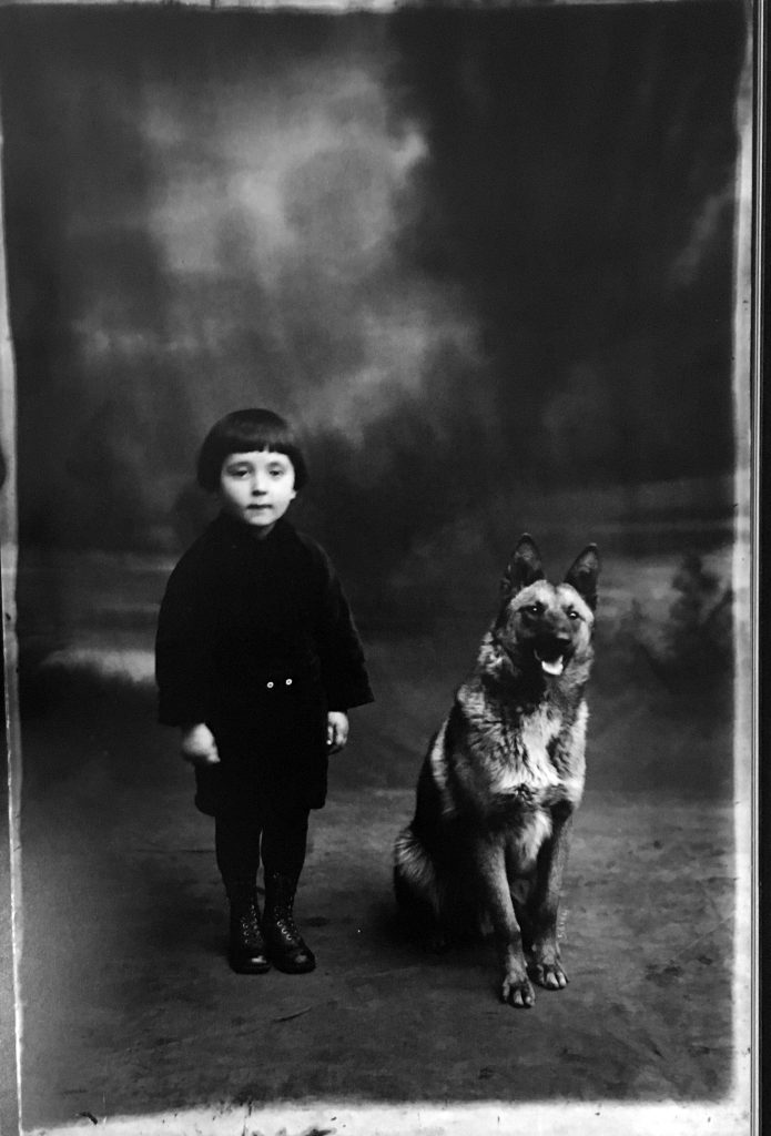 <i>La Petite fille au grand chien. Mons, Belgique</i>