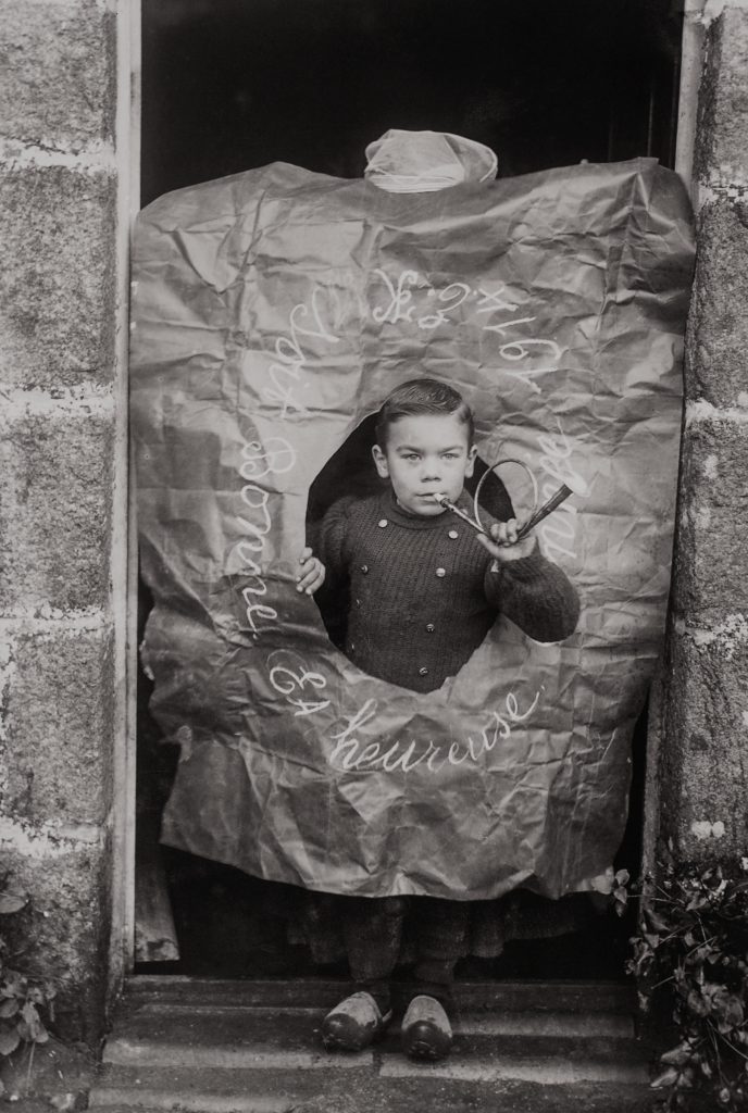 <i>Émile Kerdudo posant pour « une bonne et heureuse année 1914 », devant chez Yvonne</i>