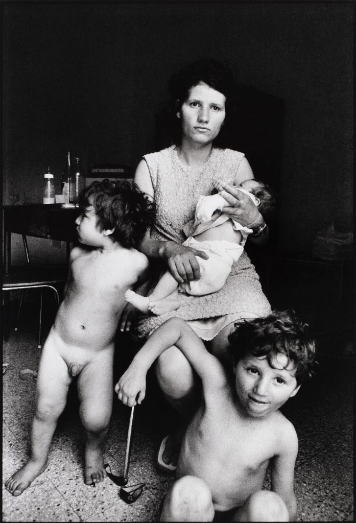 <i>La notte il neonato piangeva disperatamente. La madre, troppo stanca, non si era svegliata, mentre un topo gli stava rosicchiando un dito della mano sinistra. Palermo</i> <br/> série « Chroniques siciliennes »