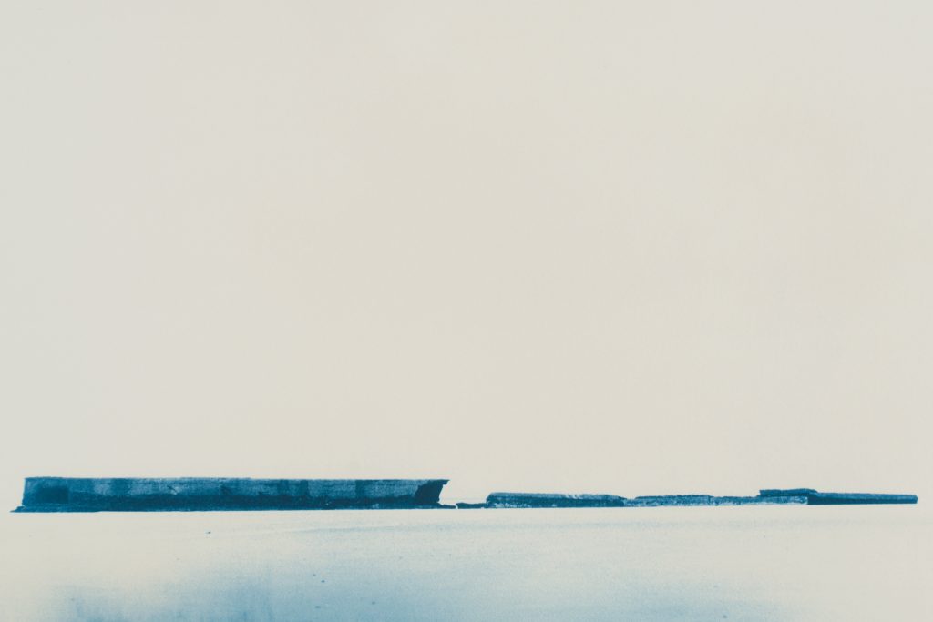 <i>Paysage bleu, bord de mer</i>