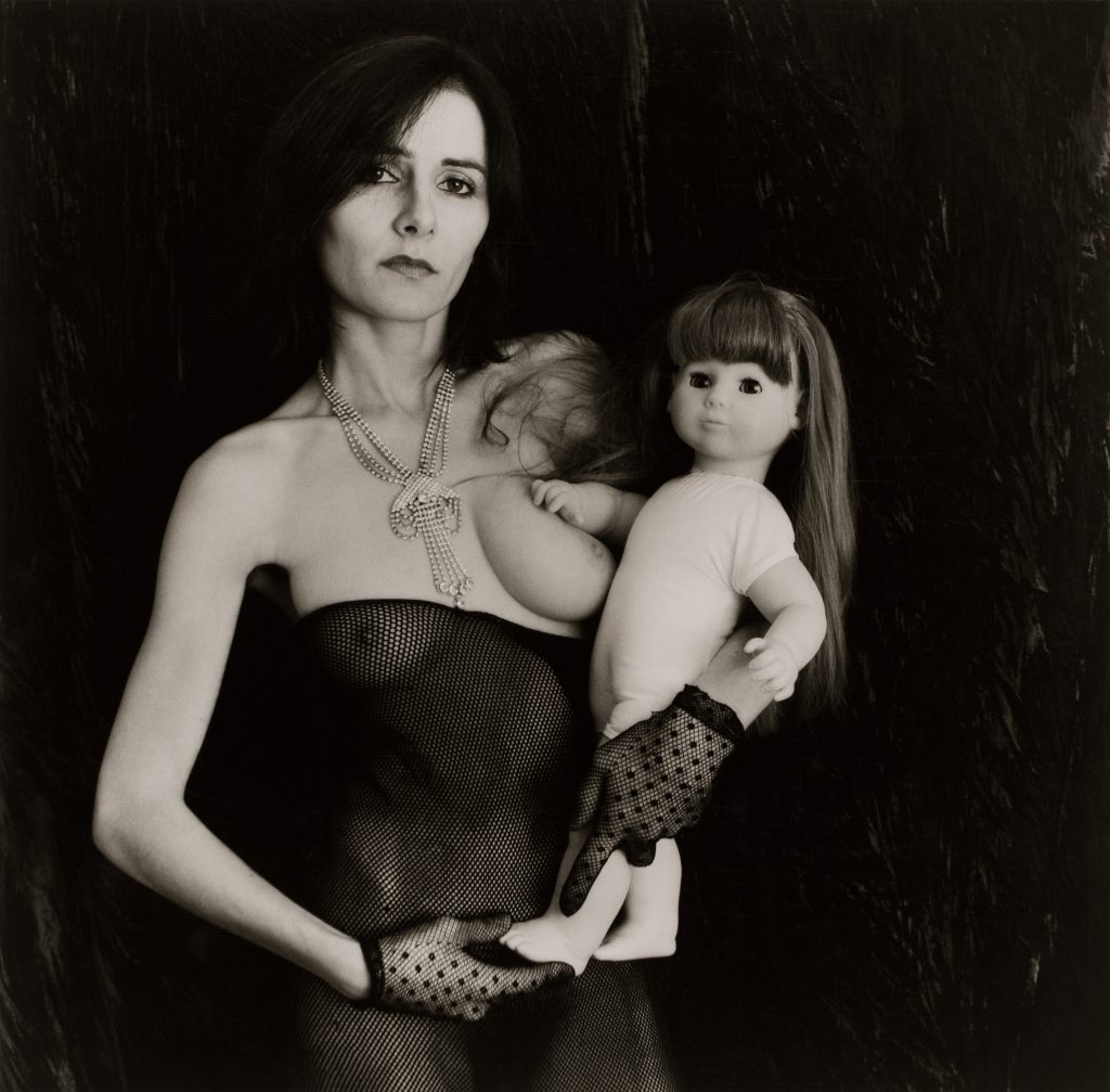 <i>Le Concours de beauté du plus beau bébé et de la plus belle maman. Mère sensuelle et heureuse in USA (Autoportrait)</i>