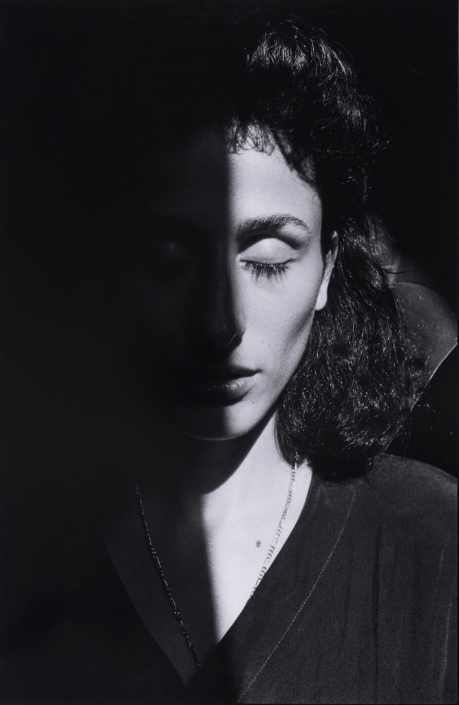 <i>Rosaria Schifani, vedova dell’agente di scorta Vito, ucciso insieme al giudice Giovanni Falcone, Francesca Morvillo ed i suoi colleghi Antonio Montinaro e Rocco Dicillo. Palermo</i> <br/> série « Chroniques siciliennes »