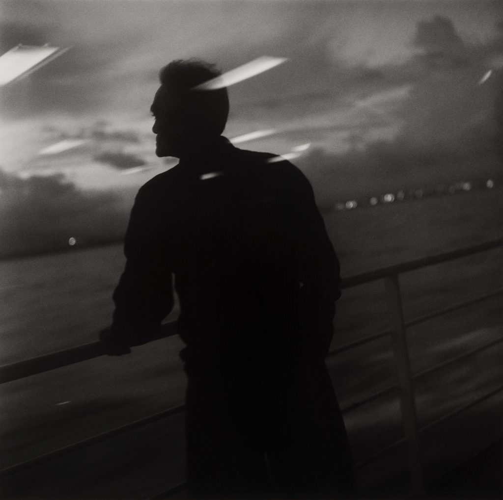 <i>Homme sur le pont d’un cargo, traversée Tanger-Gibraltar</i> <br/> série « L’Étranger provisoire »